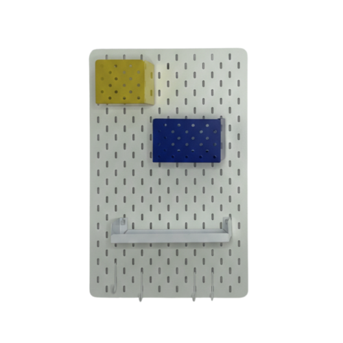 Pack Pegboard Plus avec accessoires de rangement mural installé dans un bureau" Pour la galerie : "Détail des paniers de rangement du Pack Pegboard Plus" "Panneau perforé en bois avec étagère et crochets - Pack Pegboard Plus" "Utilisation du Pack Pegboard Plus pour organisation atelier créatif